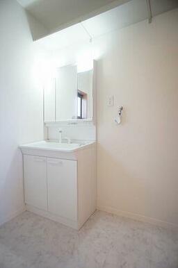 【洗面所】とても便利な洗髪洗面化粧台は今や必須アイテム！上部には収納棚があって、日用品の買いだめ等…