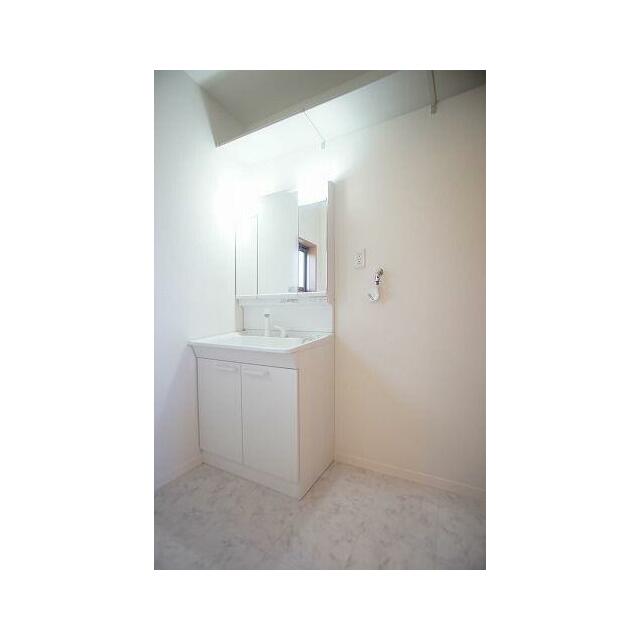 【洗面所】とても便利な洗髪洗面化粧台は今や必須アイテム！上部には収納棚があって、日用品の買いだめ等…