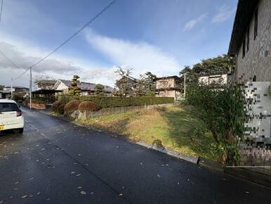 前面道路南側から撮影。