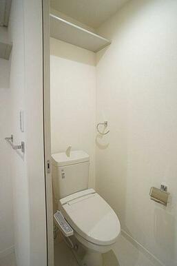 シャワー付きトイレ　トイレットペーパー等の収納に便利な棚付き