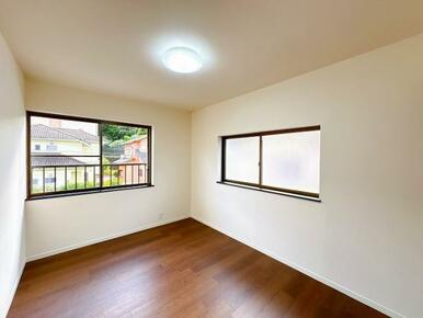 「洋室」2階洋室約6帖、二面採光で日当たり良好