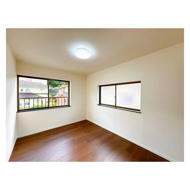 「洋室」2階洋室約6帖、二面採光で日当たり良好