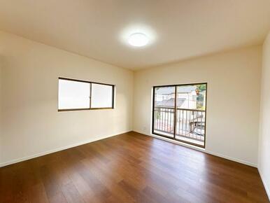 「洋室」2階洋室約8帖、二面採光で日当たり良好