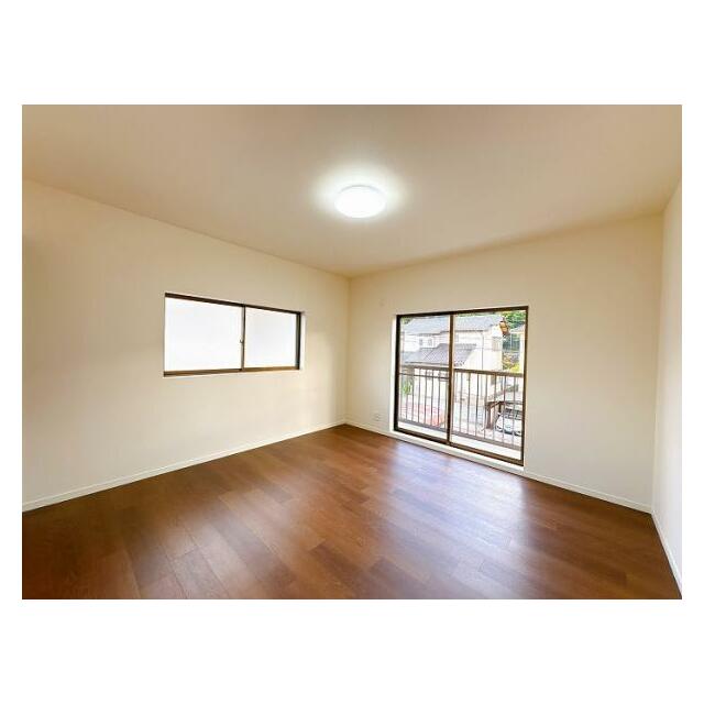 「洋室」2階洋室約8帖、二面採光で日当たり良好