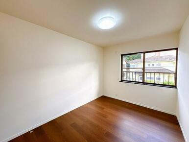 「洋室」2階洋室約6帖、南向きで日当たり良好