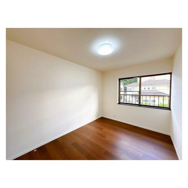 「洋室」2階洋室約6帖、南向きで日当たり良好