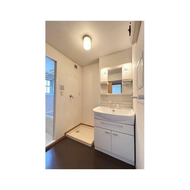 鏡の両脇に収納スペースを確保した洗髪洗面化粧台は、水栓がリフトアップするので洗髪もラクラク♪