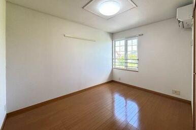 北欧風のテイストを感じさせる白木調のコーディネーションは、シンプルデザインの建具が明るい色調と相ま…