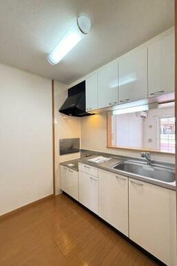 人気のカウンター式キッチンは上下に収納が豊富なのでキッチン周りをきれいに保てます♪