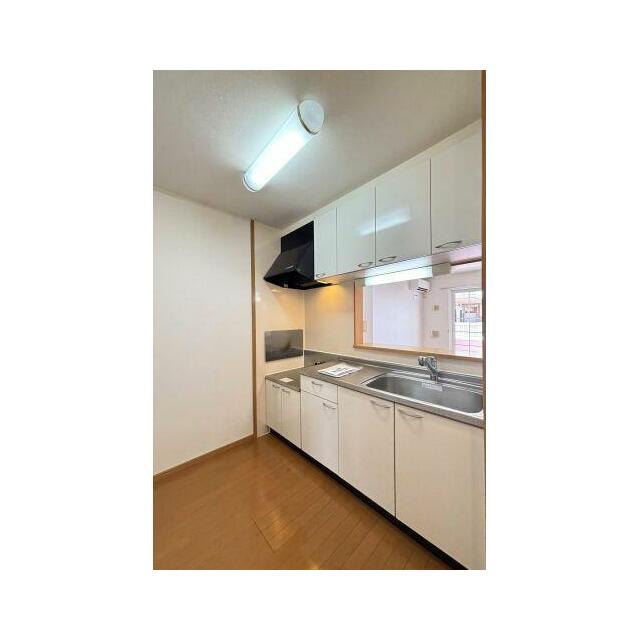 人気のカウンター式キッチンは上下に収納が豊富なのでキッチン周りをきれいに保てます♪