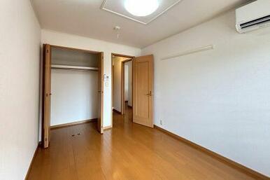 【洋室】各洋室にハンガーパイプ付きの収納がついております☆洋服を掛けて収納して頂けます♪