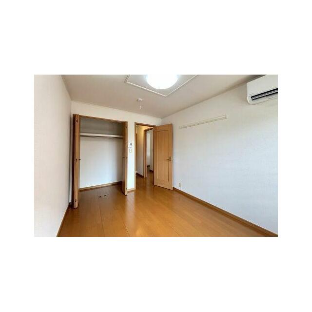 【洋室】各洋室にハンガーパイプ付きの収納がついております☆洋服を掛けて収納して頂けます♪