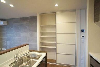 キッチン横収納