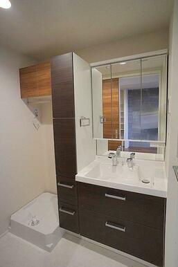 洗髪洗面化粧台設置、横には洗濯機置き場がございます。