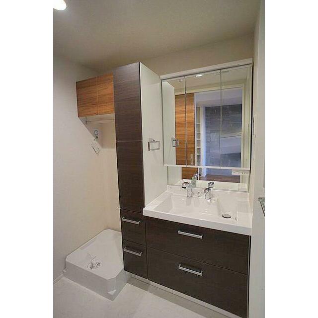 洗髪洗面化粧台設置、横には洗濯機置き場がございます。