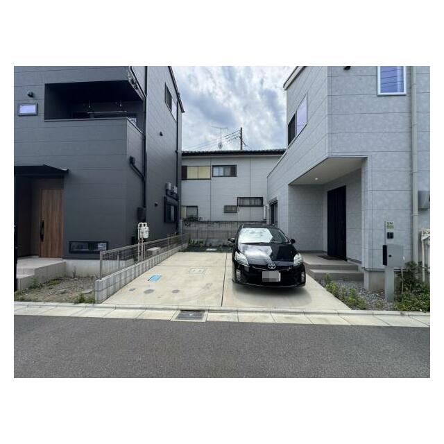 セカンドカーにも便利な駐車２台可能です。