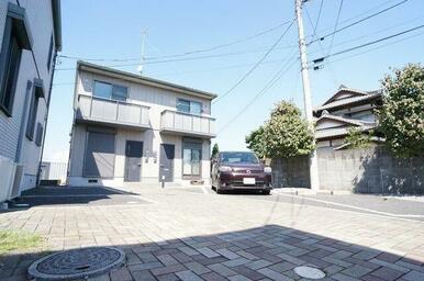 【南西方向から撮影（広域）】建物南側は、アプローチと駐車場になっております。