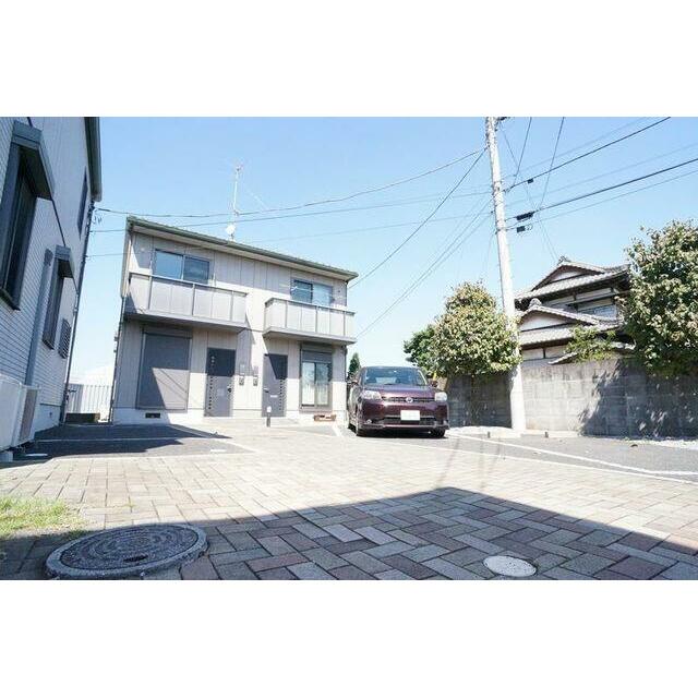【南西方向から撮影（広域）】建物南側は、アプローチと駐車場になっております。