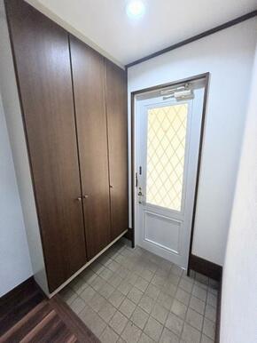 収納豊富な靴箱付き玄関