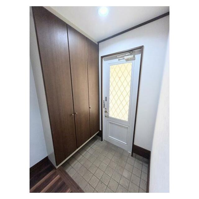 収納豊富な靴箱付き玄関