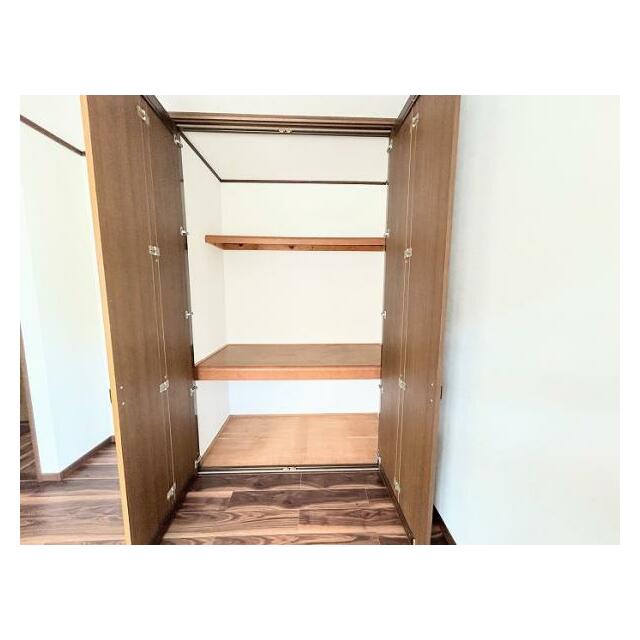 2階北側洋室 クローゼット内