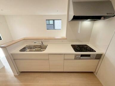 料理がしやすい広々キッチン！ 作業スペースにコンセントもあってとっても便利です♪ 毎日の料理も楽しくできそうですね。 大型スライド収納、床下収納付きで収納力豊富です。