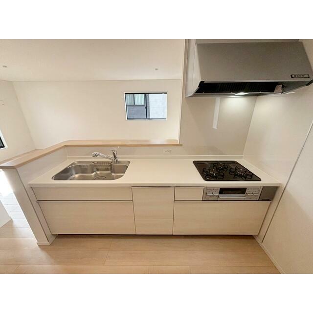 料理がしやすい広々キッチン！ 作業スペースにコンセントもあってとっても便利です♪ 毎日の料理も楽しくできそうですね。 大型スライド収納、床下収納付きで収納力豊富です。