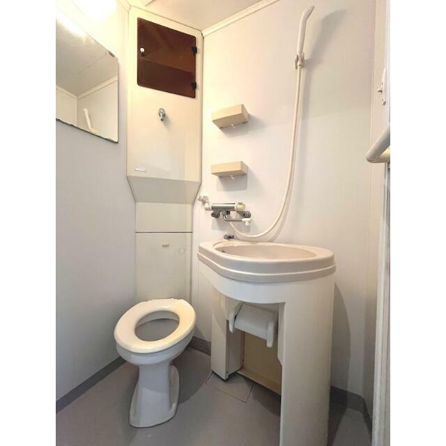 シャワールームに洗面所とトイレがあります