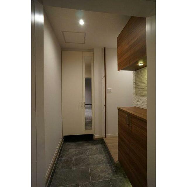 玄関には全身鏡がありお出かけ前の身だしなみ最終チェックができます。