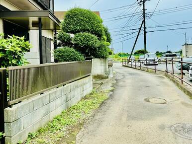 明るく開けた接面道路（敷地北側より）