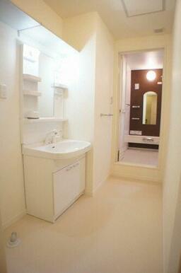 忙しい朝の洗髪に大助かりの洗髪洗面化粧台と収納棚を配した洗面脱衣所♪上部には棚が付いているので日用…