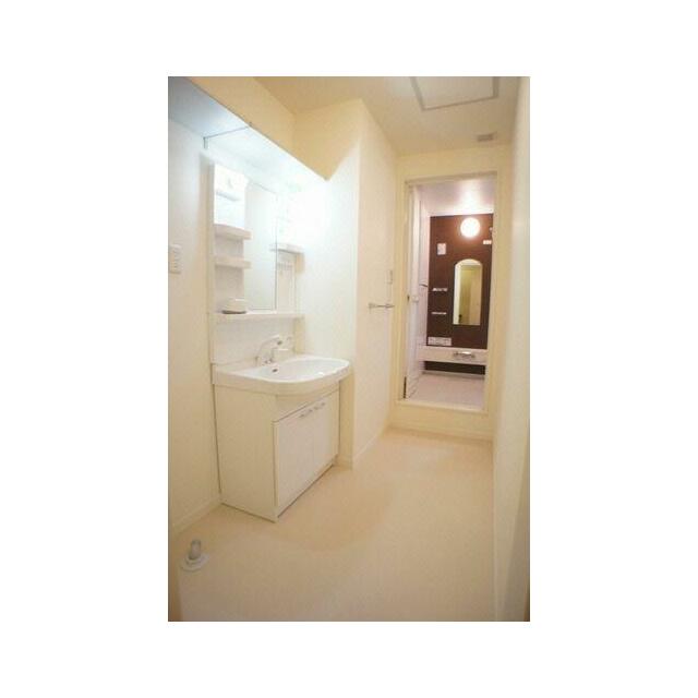 忙しい朝の洗髪に大助かりの洗髪洗面化粧台と収納棚を配した洗面脱衣所♪上部には棚が付いているので日用…