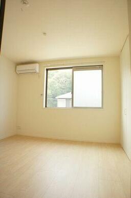 北側洋室には２台目のエアコンが付いております！自分で用意する必要がないので初期費用を軽減できます！