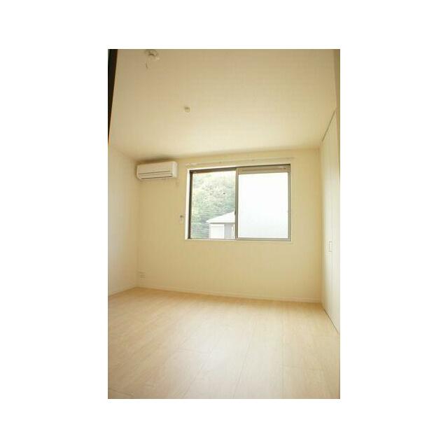 北側洋室には２台目のエアコンが付いております！自分で用意する必要がないので初期費用を軽減できます！