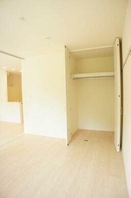 南側洋室の収納はハンガーパイプ付きです！お洋服をハンガーにかけたまま収納できます！