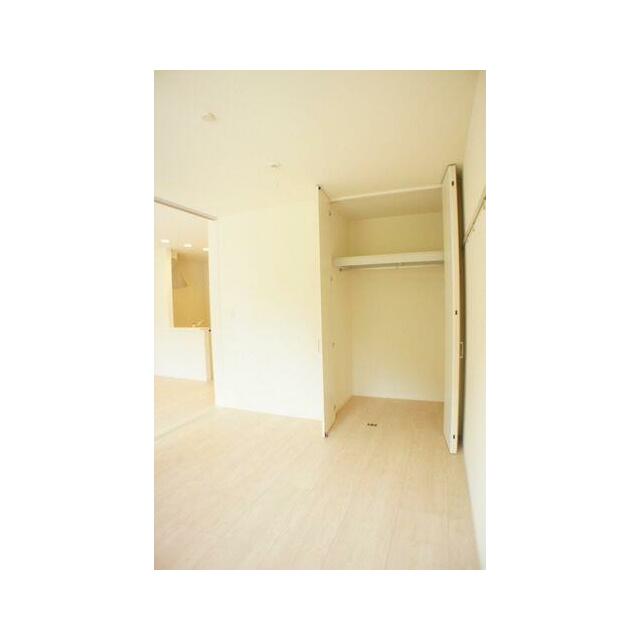 南側洋室の収納はハンガーパイプ付きです！お洋服をハンガーにかけたまま収納できます！