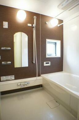 沸し直しができるな追焚機能が付いた、ダーク系のアクセント壁がモダンな印象の浴室は、あなたを癒すリラ…