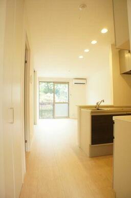 キッチンは対面式になっており、リビングとのコミュニケーションを取りやすい形になっております！上部に…