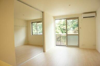 リビングと洋室はスライディングスクリーンで仕切れるようになっております！南側洋室には画鋲や釘を使わ…