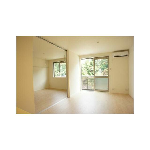 リビングと洋室はスライディングスクリーンで仕切れるようになっております！南側洋室には画鋲や釘を使わ…