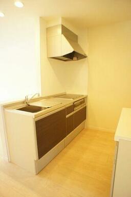 オールスライド式収納を備えたオープンカウンターキッチンはしまってあるものを取り出しやすい！火を使わ…