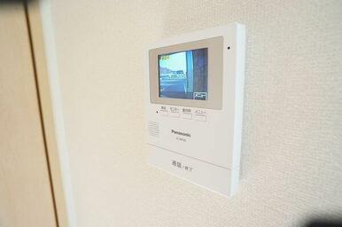 来訪者を声と映像で確認できて安心なカラーモニター付ドアホン♪録画機能付きで不在時の来訪者も確認でき…