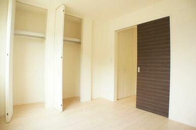 北側洋室にもハンガーパイプ付きの収納があります！２つに分かれているので、仕事着と普段着など区別して…