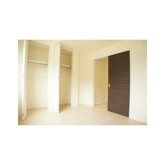 北側洋室にもハンガーパイプ付きの収納があります！２つに分かれているので、仕事着と普段着など区別して…