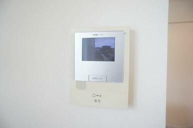 【モニター付インターホン】お部屋にいながら来訪者の顔を見て話ができるカラーモニター付インターホンで…
