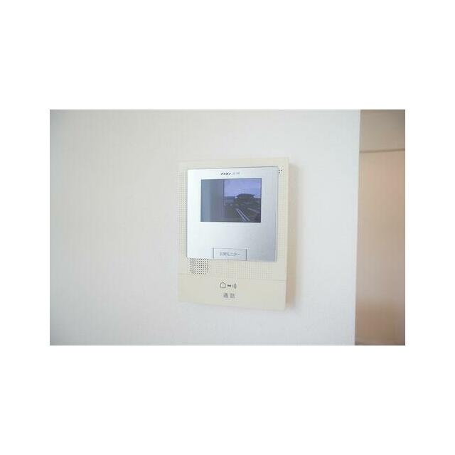 【モニター付インターホン】お部屋にいながら来訪者の顔を見て話ができるカラーモニター付インターホンで…