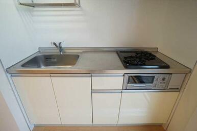 キッチン下部に収納がございます