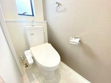 各階トイレは窓付♪環境とお財布にも優しい節水型トイレです！