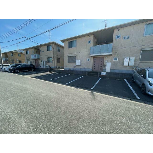 ☆敷地内に駐車場あります◎１台３，３００円（税込）／月でご契約可能です♪