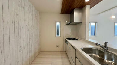 収納力のあるシステムキッチン！生活感を感じさせないおしゃれな生活を